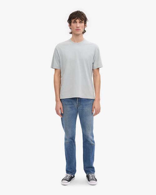 Colorful Standard Oversized Organic T-Shirt Herren Faded Grey am Model – Ganzkörperansicht